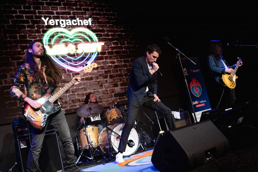 Yergachef et Mathieu Delaplace, accompagnés par leur invitée Chloé, ont allumé le feu sur la scène de l'auditorium du stade.
