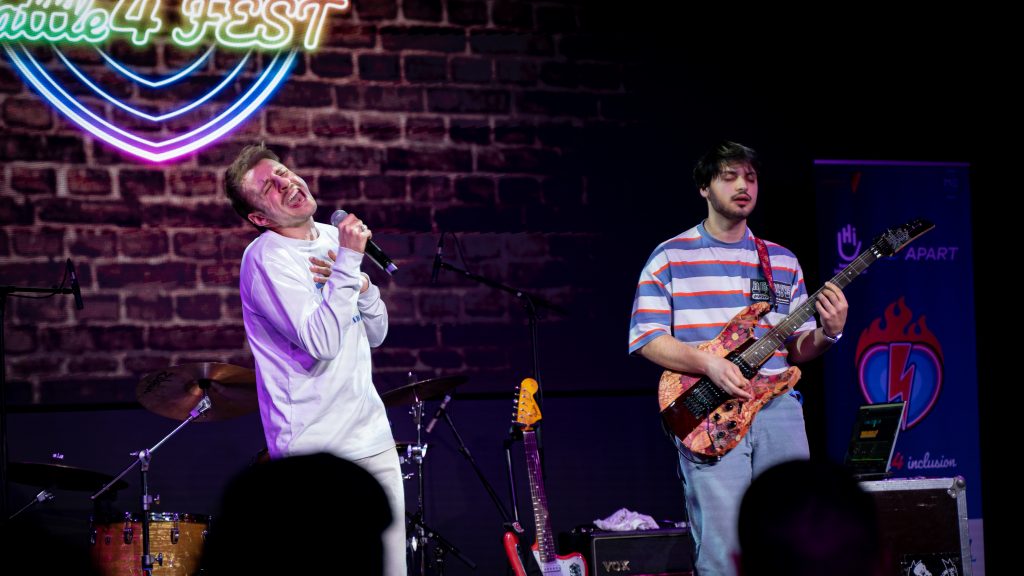 Le chanteur Maxence et son guitariste étaient là pour clôturer le Batlle 4 Inclusion