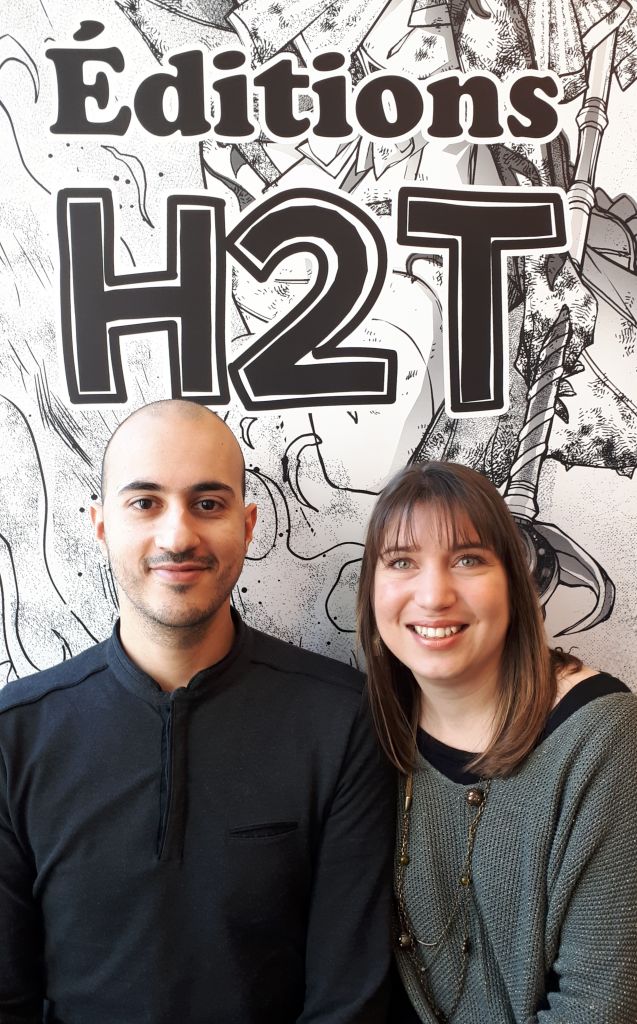 Les deux créateurs d'H2T et de Nouvelle Hydre avec un dessin en noir et blanc derrière eux