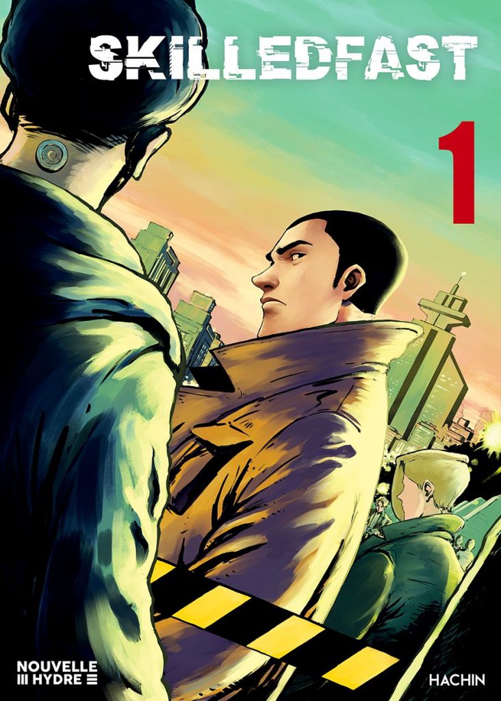 Roman Kirkgard du manga SkilledFast avec des bâtiments derrière lui, nouveau manga de Nouvelle Hydre